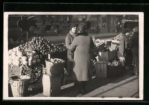 Foto-AK Obstverkäuferin und Kunde am Marktstand