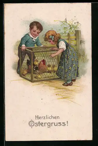 AK Kinder beobachten Osterküken und Huhn im Käfig