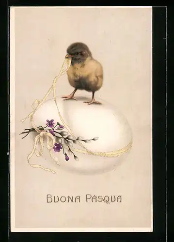 AK Osterküken steht auf einem Osterei