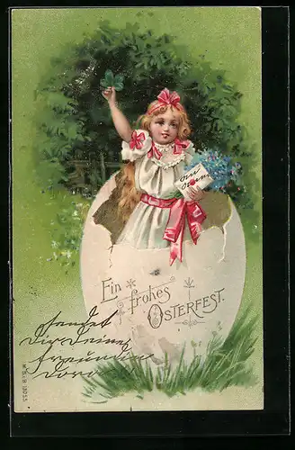AK Ostern, Mädchen in weissem Kleid mit Kleeblatt in der Hand steigt aus einem Osterei