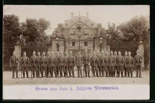 Foto-AK München, Schloss Fürstenried, Schlosswache in Uniform mit Pickelhauben