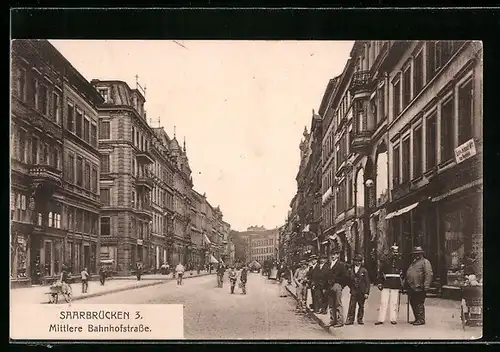 AK Saarbrücken, Mittlere Bahnhofstrasse, Polizist in Uniform