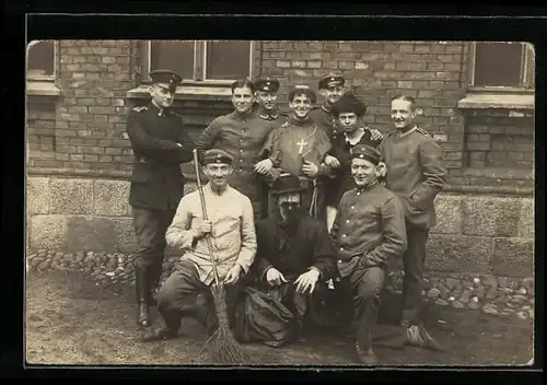 AK Soldaten als Mönch und Frauen verkleidet, Travestie