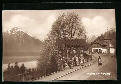 AK Beatenberg, Strassenpartie mit Passanten, Schneebedeckter Berg