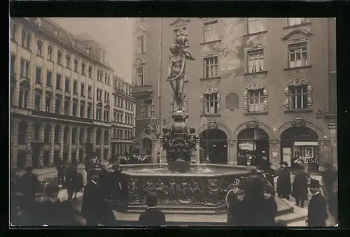 AK München, Fortuna-Brunnen mit Besuchern