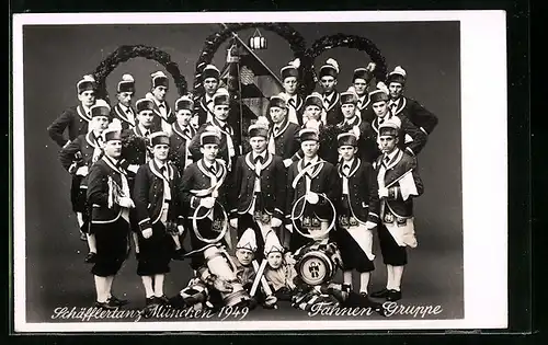 AK München, Schäfflertanz 1949, Fahnen-Gruppe
