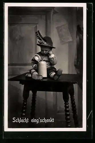 AK Schlecht eing`schenkt, Kleiner Junge mit Bierkrug auf Tisch