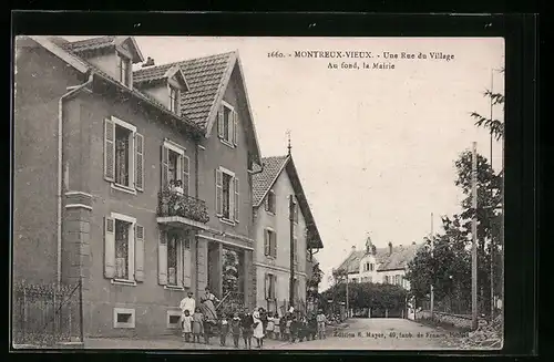 AK Motnreux-Vieux, Une Rue du Village, Au fond, la Mairie