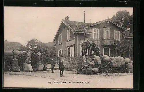 AK Montreux-Vieux /Haute-Alsace, Ortspartie mit Soldaten