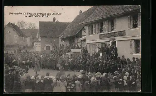 AK Seppois-le-Bas, Presentation du Drapeau Francais aux Alsacien