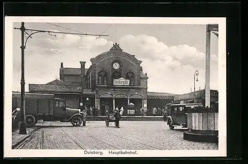 AK Duisburg, Alter Hauptbahnhof mit Schuhhaus Böhmer, LKW, Gepäckträger und Reisenden