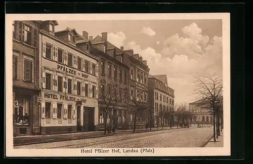 AK Landau /Pf., Hotel Pfälzer Hof mit Strasse und Bahnhof