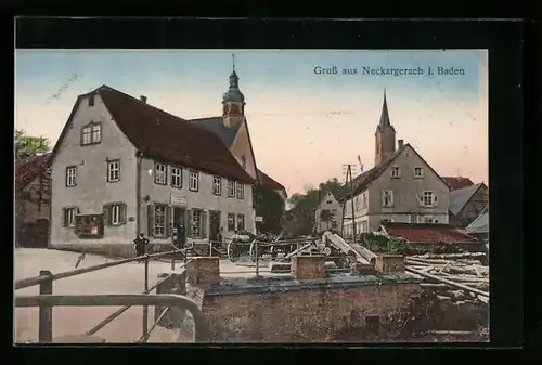 AK Neckargerach /Baden, Ortspartie mit Brücke, Baustelle, Geschäftshaus und Kirche