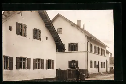 Foto-AK Ortwang, Zwei Häuser, mit elegantem Herrn und zwei kleinen Kindern, Strassenansicht