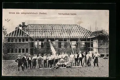 AK Langensteinbach /Baden, Fabrikgebäude Speidel im Bau, Bauarbeiter, Gruppenbild