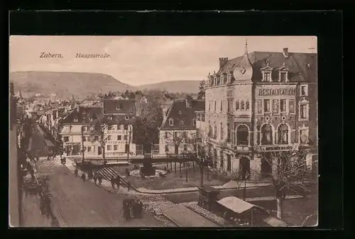 AK Zabern, Hauptstrasse mit Restaurant zum tiefen Keller und Denkmal