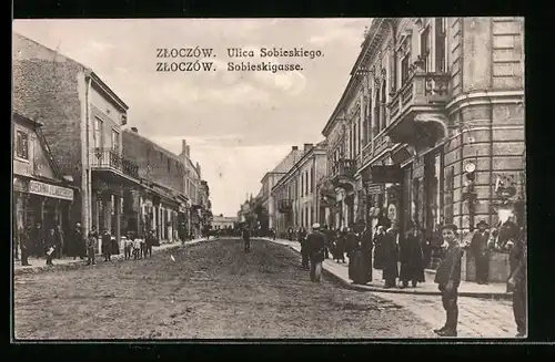 AK Zloczów, Strasse Sobieskigasse mit Passanten