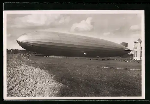 AK Luftschiff Graf Zeppelin beim Aushallen