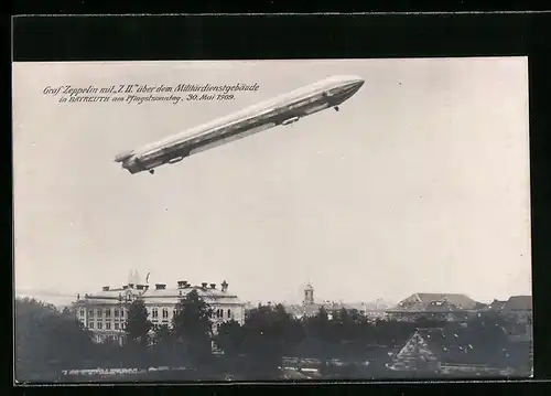 AK Bayreuth, Graf Zeppelin mit Luftschiff Z II. über dem Militärdienstgebäude, 1909