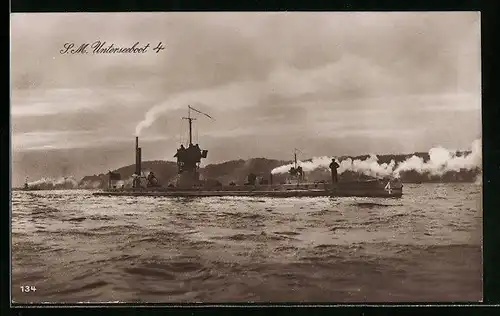 AK SM Unterseeboot 4 unter Dampf vor einer hügeligen Küste