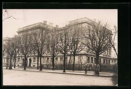 Foto-AK Riga, Töchterschule / Kriegslazarett 124, Strassenansicht mit Soldatengruppe