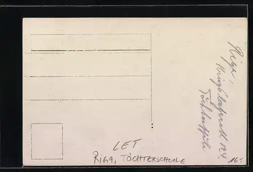 Foto-AK Riga, Töchterschule / Kriegslazarett 124, Strassenansicht mit Soldatengruppe