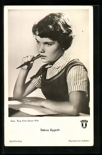 AK Schauspielerin Sabine Eggerth nachdenklich am Pult mit Füllfederhalter