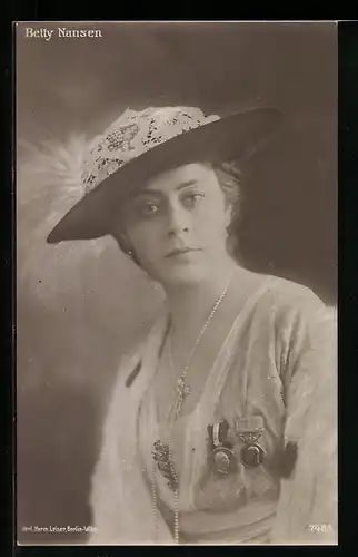 AK Schauspielerin Betty Nansen mit Hut und Perlenkette