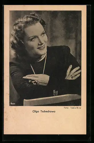 AK Schauspielerin Olga Tschechowa in schwarzer Bluse, die Arme vor der Brust verschränkt