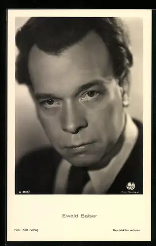 AK Schauspieler Ewald Balser mit strengen Blick in die Kamera schauend