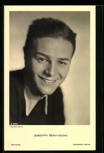 AK Schauspieler Joachim Brennecke blickt lächelnd in die Kamera