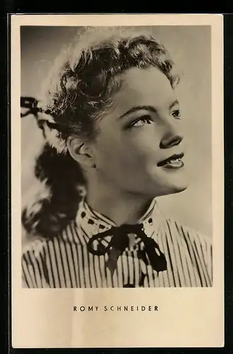 AK Schauspielerin Romy Schneider nach oben blickend