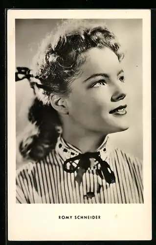 AK Schauspielerin Romy Schneider von der Seite mit dem Blick nach oben