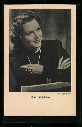AK Schauspielerin Olga Tschechowa in schwarzer Bluse, die Arme vor der Brust verschränkt