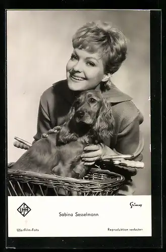 AK Schauspielerin Sabina Sesselmann mit Hund in die Kamera lächelnd