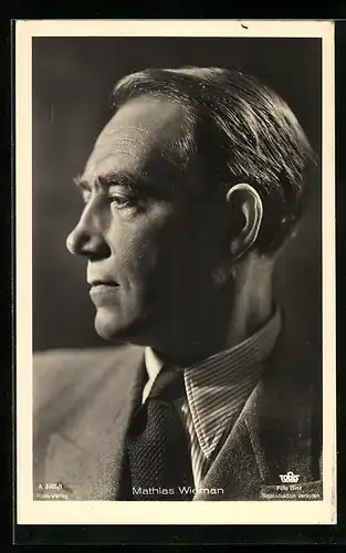 AK Schauspieler Mathias Wiemann im Anzug seitlich schauend