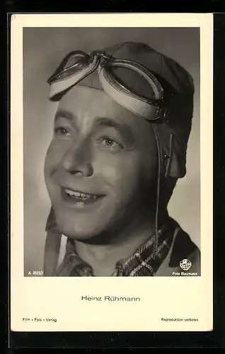 AK Schauspieler Heinz Rühmann mit einer Fliegerbrille auf dem Kopf