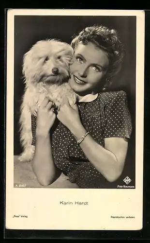 AK Schauspielerin Karin Hardt kuschelt mit kleinen Hund