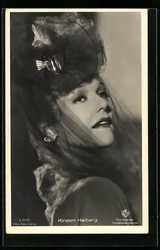 AK Schauspielerin Kristen Heiberg schaut gelassen in die Ferne