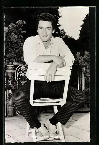 AK Schauspieler Hans Jürgen Bäumler sitzend auf einem Stuhl