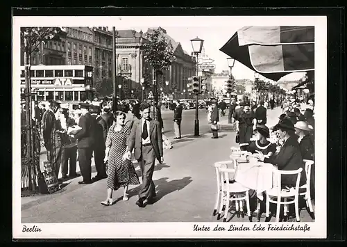 AK Berlin, Unter den Linden Ecke Friedrichstrasse, Passanten und Cafegäste