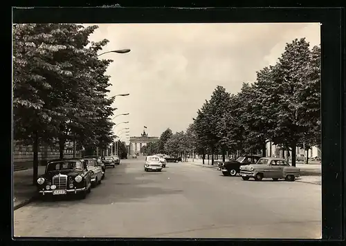 AK Berlin, Unter den Linden mit Brandenburger Tor im frühen DDR-Ambiente