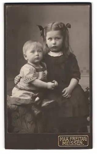 Fotografie Max Freitag, Meissen, Rothe Stufen 3, Mädchen mit Haarschleifen und blonder kleiner Junge