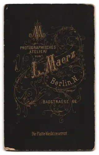 Fotografie L. Maerz, Berlin, Badstrasse 62, Bürgerlicher mit Halbglatze, Vollbart und Fliege