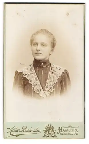 Fotografie Atelier Brabender, Hamburg, Wandsb. Chaussee 186, Blonde junge Dame mit Brosche und Zierspitze