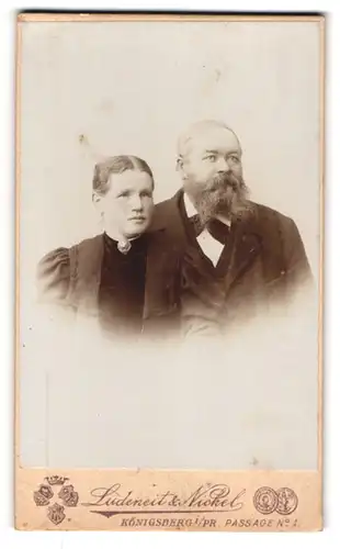 Fotografie Ludeneit & Nickel, Königsberg i. Pr., Passage 1, Dame mit Brosche und Herr mit Rauschebart