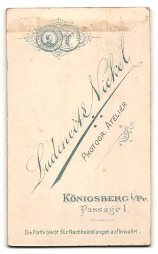 Fotografie Ludeneit & Nickel, Königsberg i. Pr., Passage 1, Dame mit Brosche und Herr mit Rauschebart