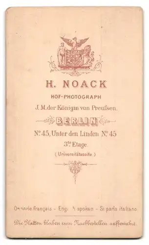 Fotografie H. Noack, Berlin, Unter den Linden 45, Freundlich blickender junger Mann mit Backenbart und Scheitel