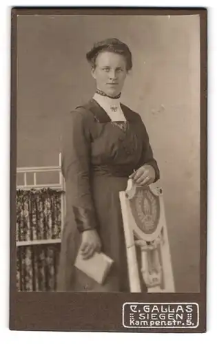 Fotografie C. Gallas, Siegen, Kampenstrasse 5, Dame mit Brosche in einem Kleid mit Gürtel