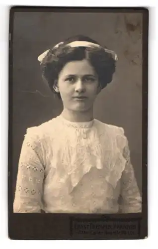 Fotografie Ernst Tremper, Hannover, Alte Celler Heerstrasse 60, Junge Dame im weissen Kleid mit Stickerei und Zierlatz